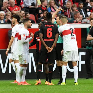 Felix Zwayer zeigt Deniz Undav vom VfB Stuttgart die Gelbe Karte.