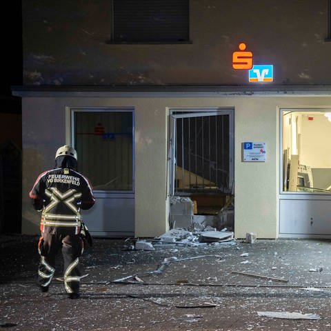 Ein gesprengter Geldautomat in Hoppstätten-Weiersbach. Das Gebäude wurde bei der Sprengung beschädigt. (Foto: Foto Hosser)