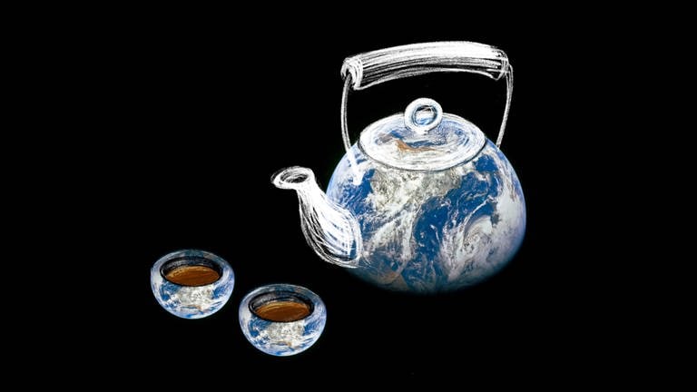 Teekann mit dem Muster einer Weltkarte, daneben zwei Teetassen: Als zu Beginn des 19. Jahrhunderts das Silber knapp wird, bezahlen die Briten ihren Tee in China indirekt mit Opium – das geht nicht gut. Der Opiumkrieg mit dem chinesischen Kaiserreich verändert einiges.